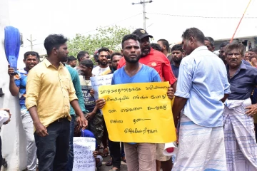 போராட்டத்தில் குதித்த பள்ளிமுனை கிராம கடற்தொழிலாளர்கள் (Photos)