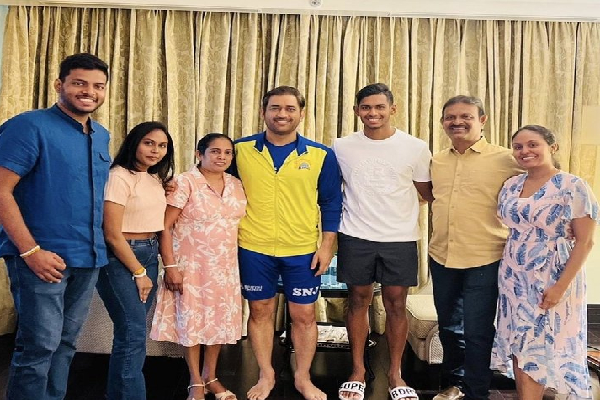 இலங்கை வீரரின் குடும்பத்தை சந்தித்த தோனி | Dhoni Met Sri Lankan Player Pathirana S Family