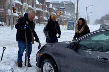 பனிப்புயலில் மக்களுக்கு உதவும் ஒன்ராறியோ முதல்வர்! காணொளி