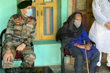 கொரோனா தடுப்பூசி போட்டுக் கொண்ட 120 வயது பாட்டி எப்படி இருக்கிறார் தெரியுமா? யார் அவர்? வைரலாகும் புகைப்படம்