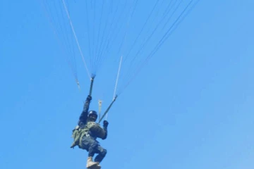 பரசூட் மூலம் குதித்து சாதனை படைத்த இராணுவத் தளபதி