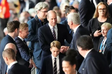 இளவரசர் வில்லியம் ஜேர்மனியில், கேட் விம்பிள்டனில்: இளவரசர் லூயிஸைக் காணோம்