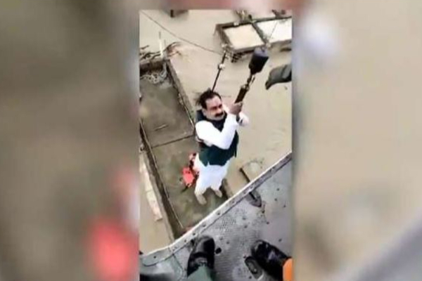 வெள்ளத்தில் சிக்கிய அமைச்சர்!! ஹெலிகாப்டர் மூலம் மீட்ட ராணுவ வீரர்கள்! | Minister Stuck In Flood Rescue By Militries