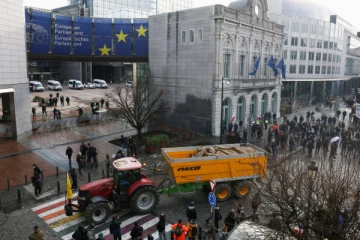 பிரான்ஸ் , இத்தாலி எதிர்ப்பு; EU விவசாயிகள் போராட்டம்; முக்கிய ஒப்பந்தம் ஒத்திவைப்பு