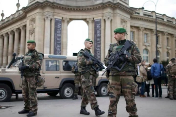 பிரான்ஸ் முழுவதும் 7000 ராணுவ வீரர்கள் குவிப்பு: பள்ளி தாக்குதலுக்கு பிறகு ஜனாதிபதி மக்ரோன் அதிரடி