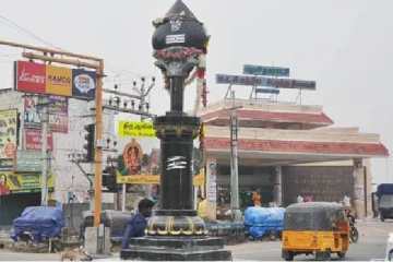 பேருந்து நிலையத்தில் 'முருகன் வேல்'; பக்தர்கள் பரவசம்!