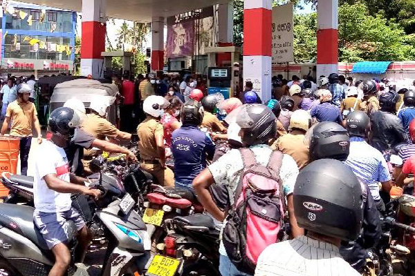 யாழ் எரிபொருள் நிரப்பு நிலையங்களில் மன உளைச்சலில் பலர்! | Many People In Distress At Jaffna Fuel Stations