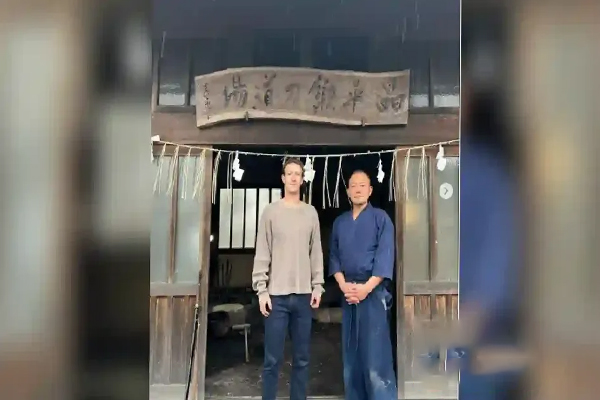 ஜப்பானியருடன் வாள் தயாரிக்கும் பயிற்சியில் மார்க் ஜக்கர்பர்க் | Mark Zuckerberg Practice Sword Making In Japanes