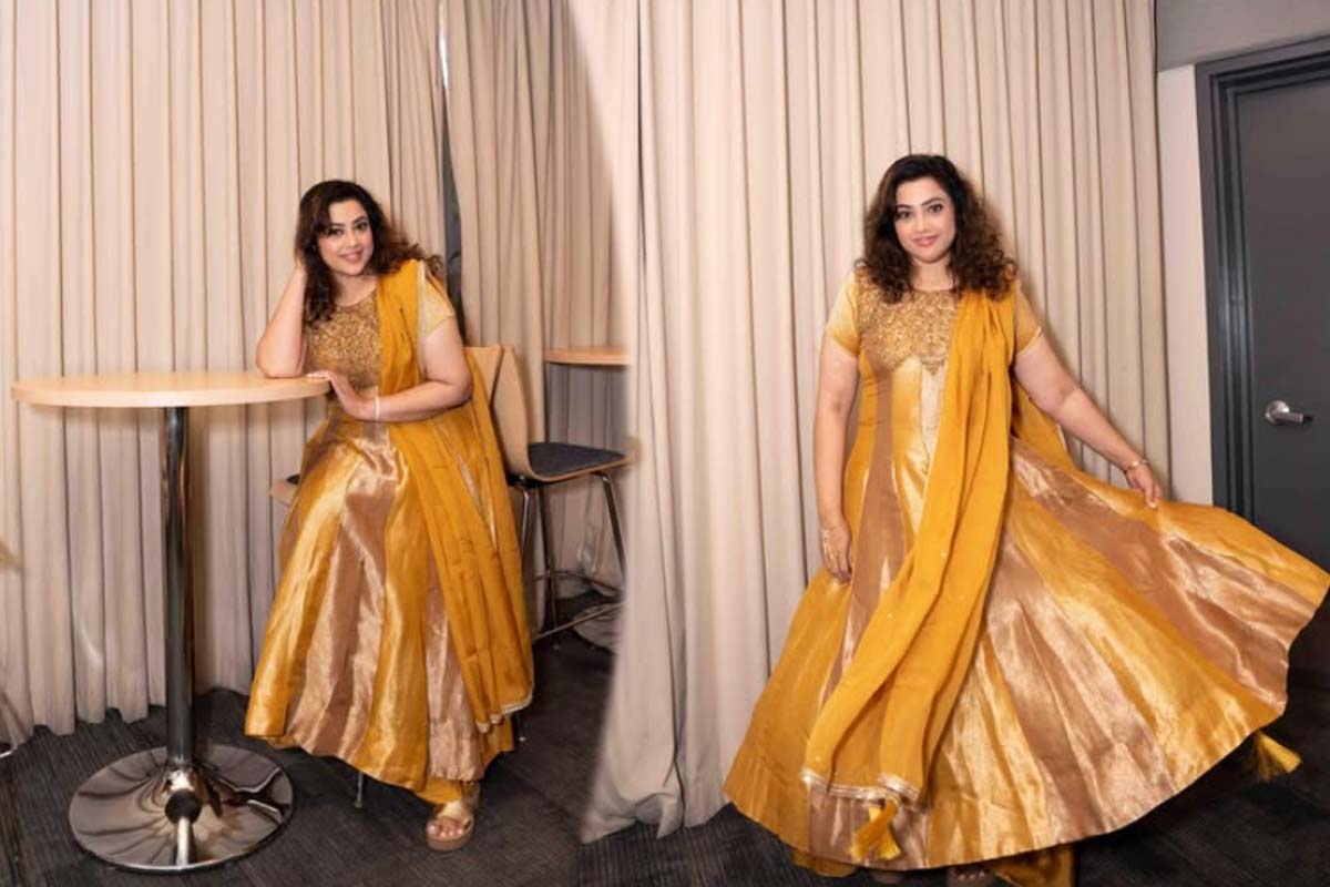 49 வயதில் தங்கமாக மின்னும் மீனா... உங்களுக்கு வயதே ஆகாதா? என கேள்வி எழுப்பும் ரசிகர்கள் | Actress Meena Is Still Young Even In 49 Years