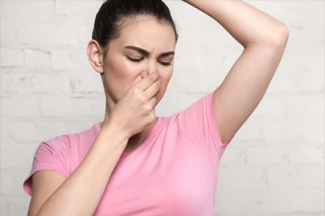 அக்குள் வியர்வை நாற்றத்தால் அவதிப்படுகிறீர்களா்: சரிசெய்ய இயற்கை வழிமுறைகள் இதோ