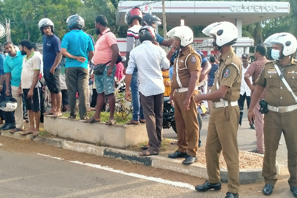 எரிபொருளுக்காக வீதிக்கிறங்கி போராடும் மக்கள் (Photos) | People Fighting On The Streets For Fuel