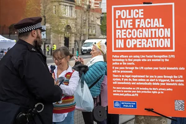 லண்டனில் புதிய தொழில்நுட்பத்துடன் சுற்றிவளைப்பில் ஈடுபடும் பொலிஸார் | London Police S Raid With New Technology