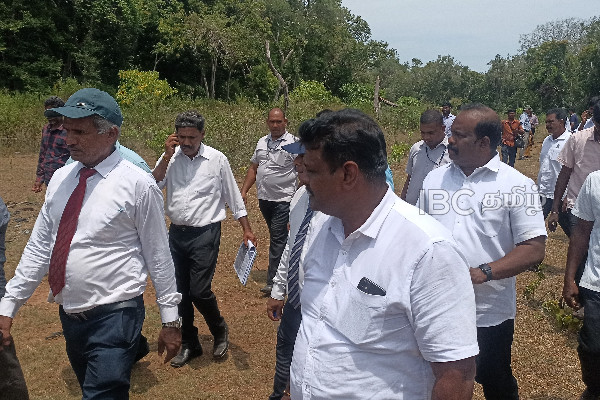 குருந்தூர் மலையில் தொல்பொருள் திணைக்கள அபகரிப்புகளை நேரில் சென்று பார்த்த அதிகாரிகள்! (படங்கள்) | Kurundur Malai Lands Release