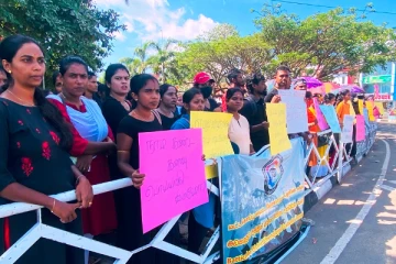 அரச நியமனம் கோரி வீதிக்கு இறங்கிய மட்டக்களப்பு மாவட்ட பட்டதாரிகள்