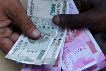 வரலாற்றில் இல்லாதளவு சரிந்த  இந்திய ரூபாயின் மதிப்பு