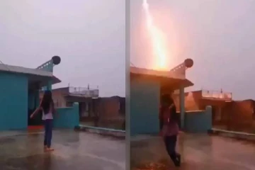 மழையில் விளையாடி கொண்டிருந்த சிறுமி...திடீரென தாக்கிய மின்னல் - பகீர் கிளப்பும் வீடியோ!