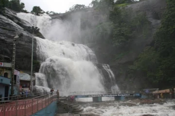 குற்றால அருவியில் வெள்ளப்பெருக்கு: சுற்றுலாப்பயணிகள் குளிக்க தடை