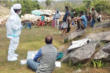 கொரோனா பரிசோதனைக்கு பயந்து காட்டுக்குள் ஒளிந்து கொண்ட கிராம மக்கள்