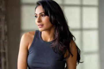 நீச்சல் உடையில் ஆண்ட்ரியா ஹாட் போட்டோ... யாருடன் இருக்கிறார் பாருங்க