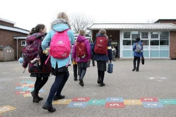 எகிறும் வெப்பம்... பிரித்தானியா முழுவதும் பாடசாலைகளுக்கு விடுமுறை