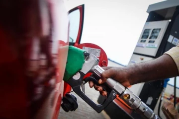 நள்ளிரவு முதல் அமுலுக்கு வரும் வகையில் எரிபொருள் விலை குறைப்பு