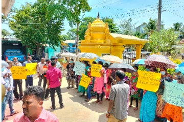 கல்முனை தெற்கு பிரதேச செயலகத்துக்கு எதிராக கல்முனை வடக்கு பிரதேச செயலக மக்கள் போராட்டம் (Photos)