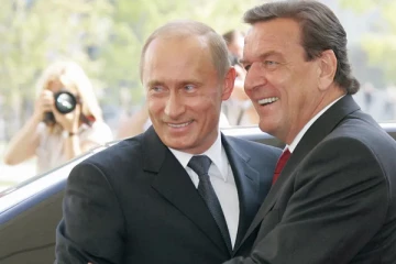 ரஷ்யாவுடனான உறவுகளை முறித்துக்கொள்ள மறுத்த முன்னாள் ஜேர்மன் சேன்ஸலர்: அவரது மொத்த அலுவலக ஊழியர்களும் எடுத்துள்ள அதிரடி நடவடிக்கை