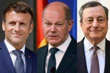 பிரான்ஸ் ஜனாதிபதியை மடக்கி கேள்வி கேட்ட பெண்ணை பணியிடத்துக்கு பொலிசார் தேடிச்சென்றதால் சர்ச்சை