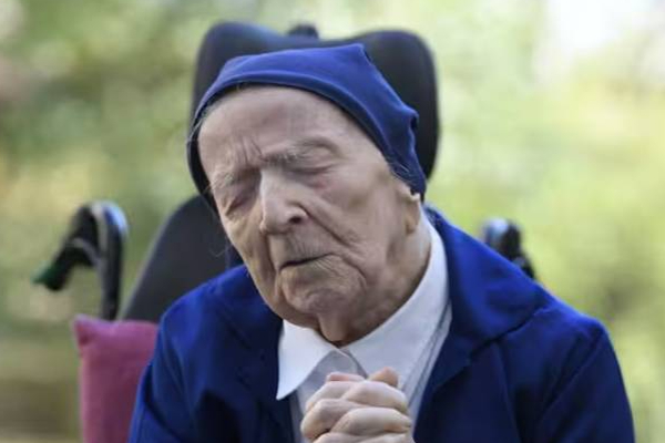 கொரோனாவில் உயிர் பிழைத்த உலகின் மிகவும் வயதான பெண் மரணம்! | World S Oldest Woman Who Survived Corona Dies