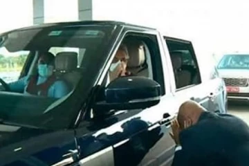 ஜனாதிபதி கோட்டாபயவை கை கூப்பி கும்பிட்ட அதிகாரியால் ஏற்பட்ட சர்ச்சை