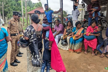 ஜனாதிபதியிடம் மனு கையளிக்க முற்பட்ட கேப்பாப்பிலவு மக்களை தடுத்த பொலிஸார்