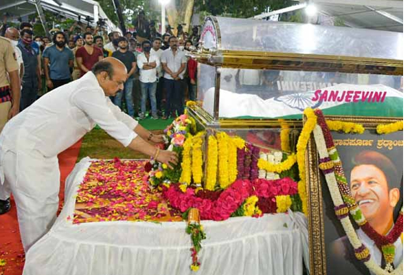 அரசு மரியாதையுடன் புனித் ராஜ்குமார் உடல் நல்லடக்கம் - இறுதிச் சடங்கு புகைப்படங்கள் | Cinema Punith Rajkumar Samugam