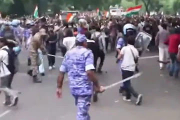 කැරපොතු පක්ෂය් විරෝධතාවයට දිල්ලියේදි - පොලිසිය බැටන් සහ ජල ප්‍රහාර වලින් උත්තර දුන්න හැටි මෙන්න