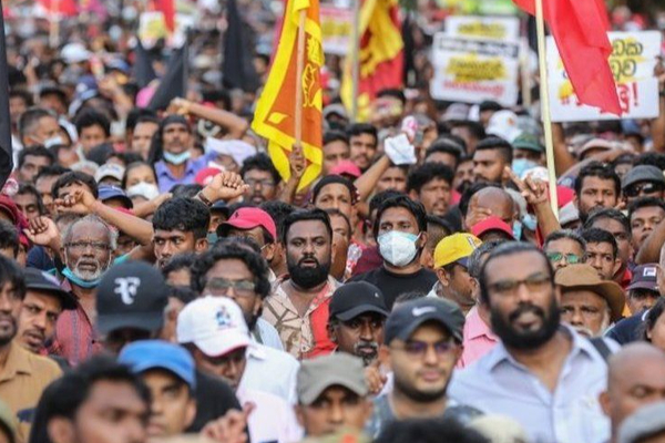 கொழும்பில் பதற்றம்! ஆர்ப்பாட்டக்காரர்கள் மீது கண்ணீர்ப்புகை பிரயோகம் (காணொளி) | Court Bans Sjp From Colombo Protest