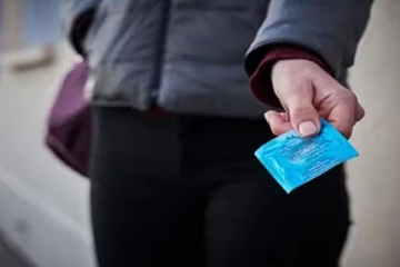 தாயின் அலமாரியில் கருத்தடை சாதனம்; மகள் பார்த்து செய்த செயல் - பகீர்!