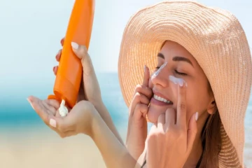 வீடிலேயே சன்ஸ்கிரீன் தயார் செய்வது எப்படி? இந்த ஆறு பொருட்கள் போதும்