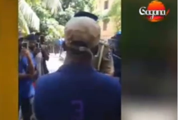 සාමාන්ය පුරවැසියන්ටත් ගාලු මුවදොර තහනම්..? පොලීසිය හා ප්රබලයින් පිරිසක් උණුසුම් වෙයි..! (VIDEO)