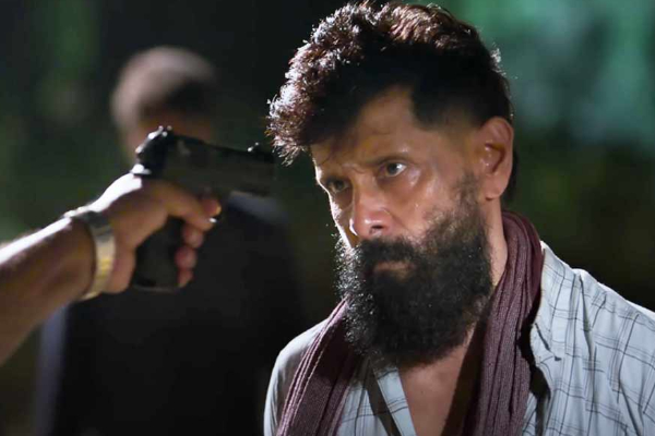 நம்ம சீயான் விக்ரமா இது! இவருக்கு வயசே ஆகாதா!! எப்படி இருக்கிறார் பாருங்க | Chiyaan Vikram Latest Look Photo