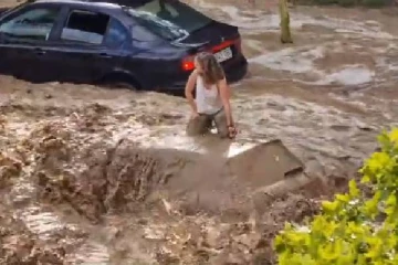 ஸ்பெயினில் பலத்த மழையால் பெண்ணின் காரை சூழ்ந்த வெள்ளம் - வீடியோ வைரல்