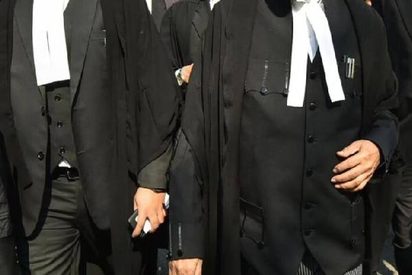 வக்கீல்கள் ஏன் Black Coat அணிகிறார்கள்? இப்படியொரு காரணமும் இருக்கா! | Why Do Lawyers Always Wear Black Coat