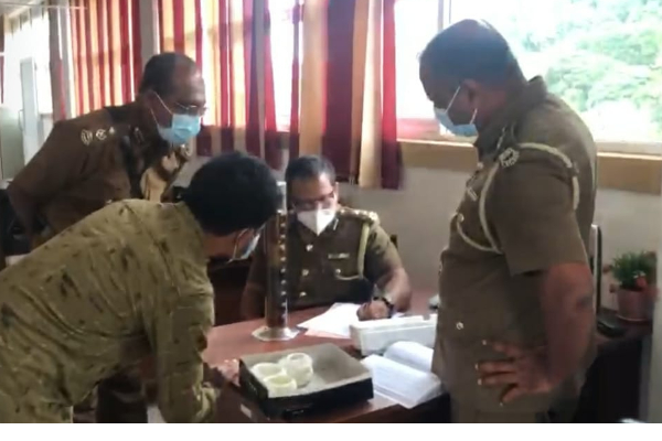 රටබීම හලක කසිප්පු පිරවු කාලේ බෝතල් තොගයක් .... (PHOTO) | Srilanka Exercise
