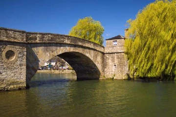 நதியில் நீச்சலடித்து விளையாடிய நண்பர்கள்... துயரத்தில் முடிந்த சம்பவம்