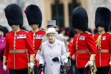 மகாராணியின் பாதுகாவலர்களையே ஏமாற்றி அவர்களுடன் சாப்பிட்ட மோசடியாளர்: பொலிஸ் தேடி வந்ததால் பரபரப்பு