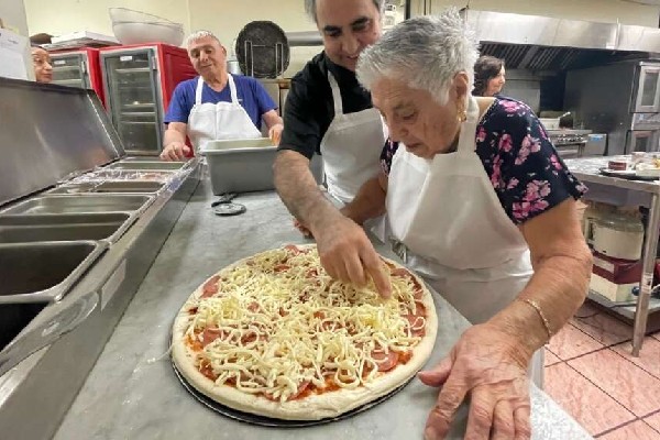 கனடாவில் 99 வயது மூதாட்டியின் அசாத்திய திறமை | 99 And Still Making Pizza Winnipeg Woman