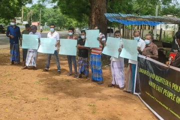 கௌரவமான உரிமையுடன் கூடிய அரசியல் தீர்வு வேண்டும் - முல்லைத்தீவில் கவனயீர்ப்பு போராட்டம் (படங்கள்)