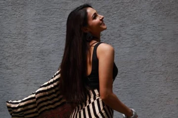 சேலையில் மயக்கும் நடிகை ஆண்ட்ரியா!! புகைப்படங்கள்..