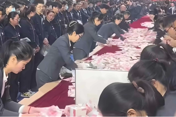 மேசையில் பணத்தை கொட்டி அள்ளிக்கொள்ள சொன்ன முதலாளி - இத்தனை கோடி போனஸா? | China Firm Gave Bonus By Cash Counting Competition