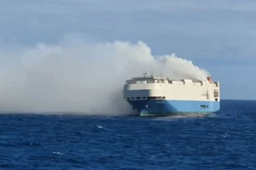 தீ விபத்தில் கருகிய 1000க்கும் மேற்பட்ட கார்கள்: நடுக்கடலில் தத்தளித்த சரக்கு கப்பல்!