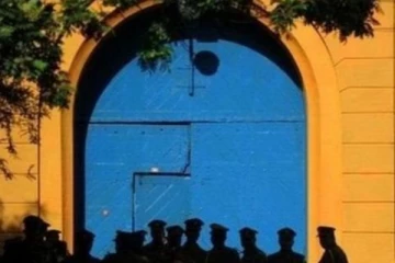 රැඳවියෙකු බැලීමට පැමිණි ඥාතියෙකු නිලධාරීන්ගේ ඇස් වසා රැගෙන ආ දේ..