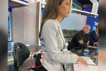 நேரலையில் துப்பாக்கியுடன் தோன்றிய இஸ்ரேல் செய்தி தொகுப்பாளினி: வைரலாகும் புகைப்படம்